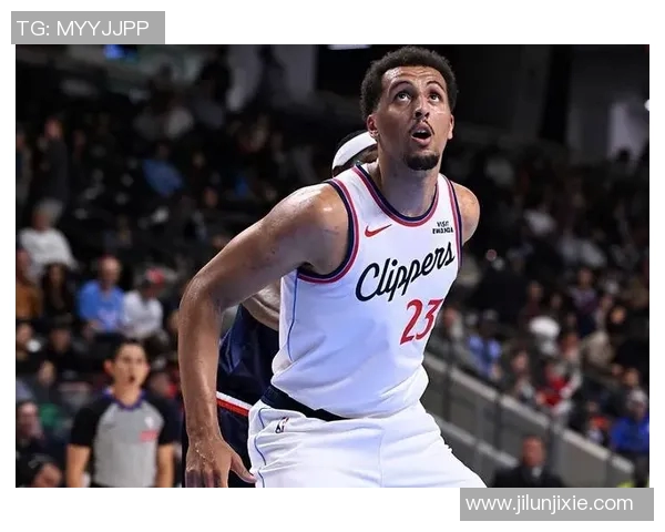 快船宣布签下新秀小前锋,球队锋线再添新动力 快船宣布签下新秀小前锋,球队锋线再添新动力